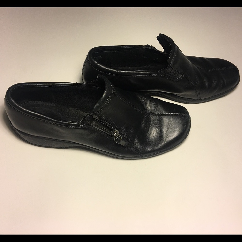 Clark’s Black Leather 7 1/2M Slip On Clogs - Picture 7 of 7
